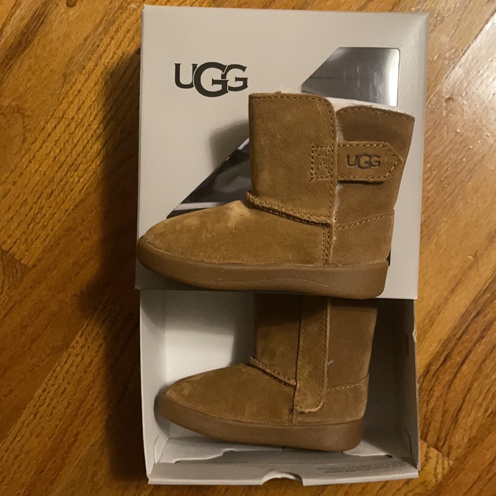 UGG BOOTS (UNISEX)